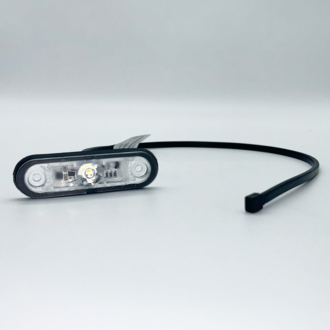 längliche weiße Leuchte mit KAbel