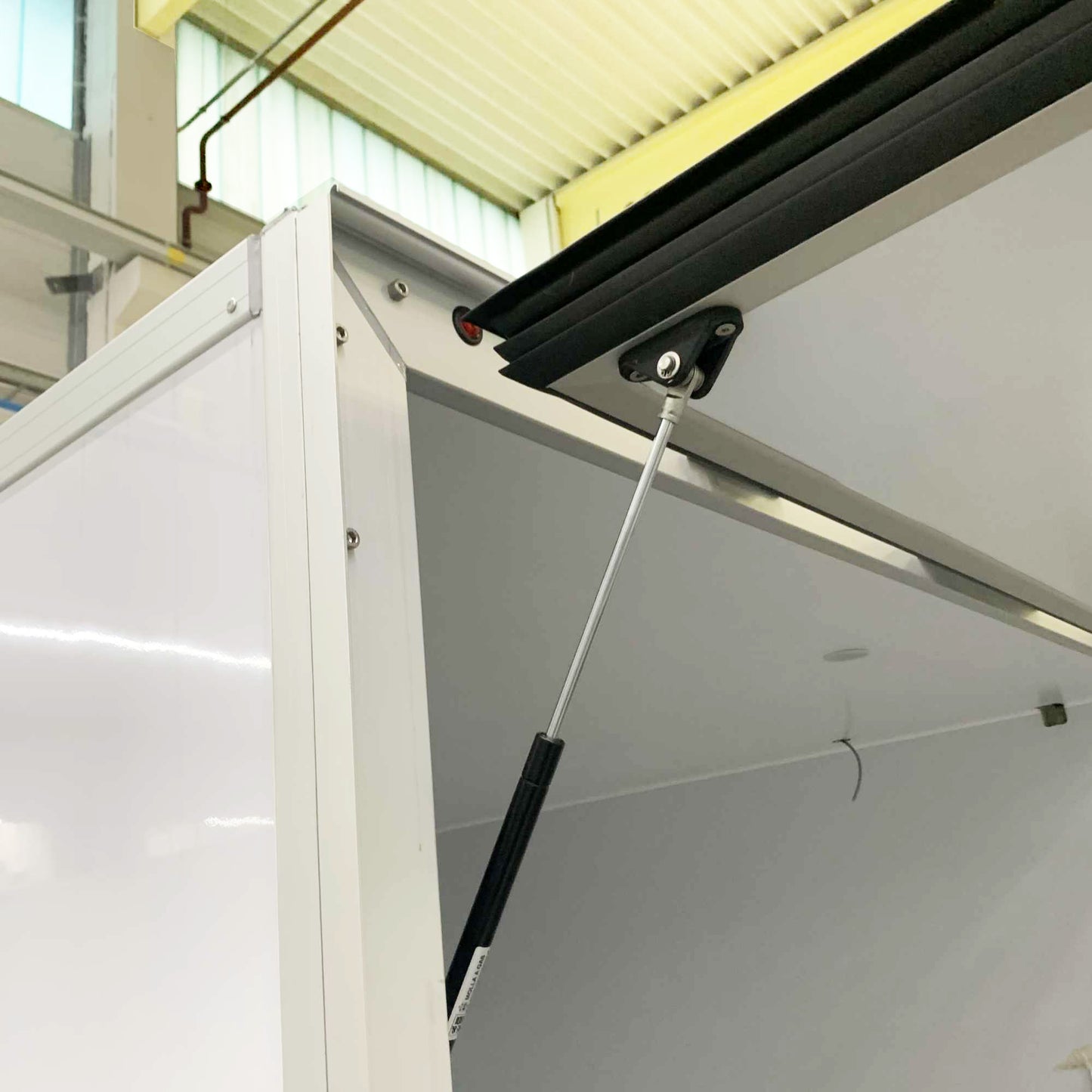 Gasdruckfeder k60 an Heckklappe Kiesling Kühlaufbau