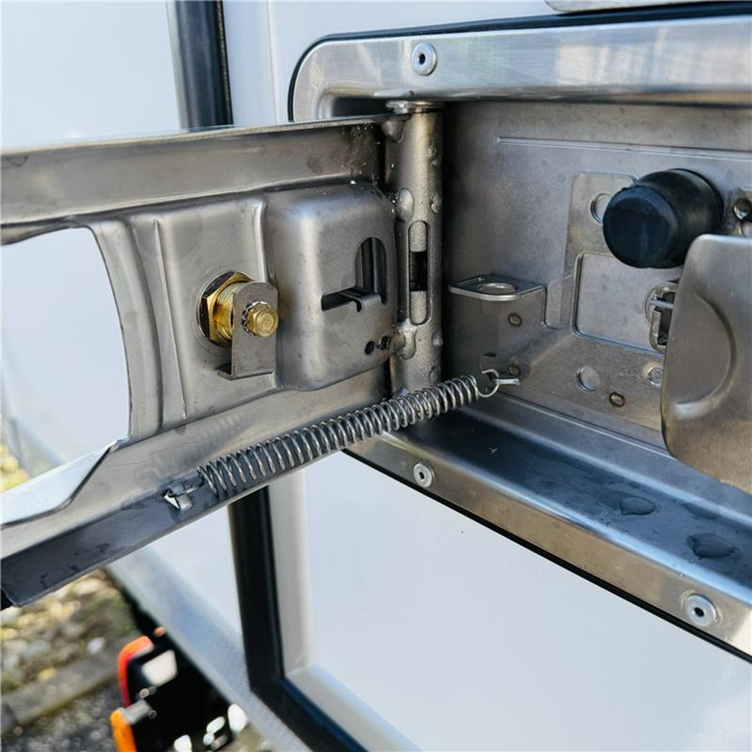 Eine Rückholfeder für einen Torso Einbauverschluss an einem Kühlaufbau