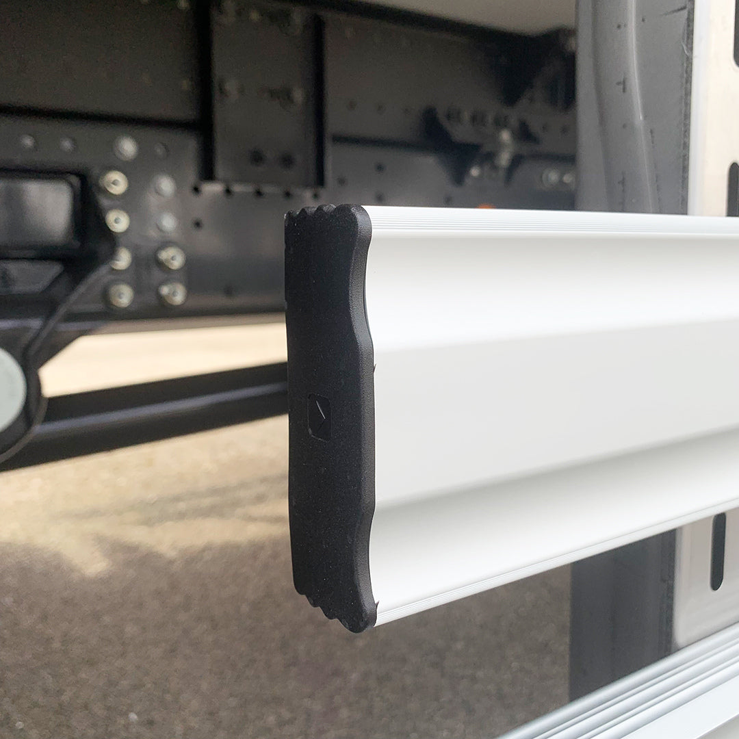 Eine Endkappe einer seitlichen Schutzvorrichtung an einem Kühlfahrzeug