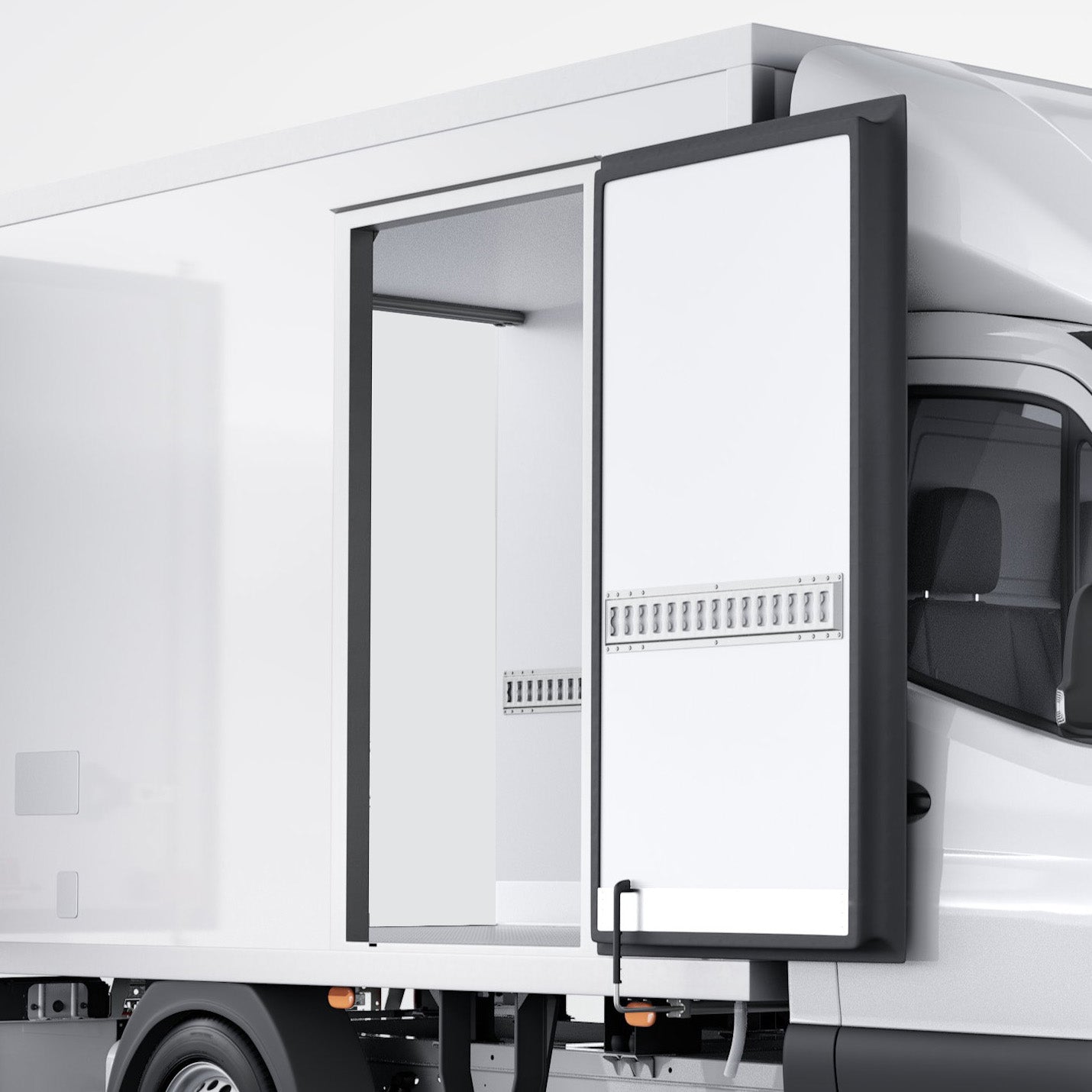 Geöffnete Seitentüre eines Kühltransporters