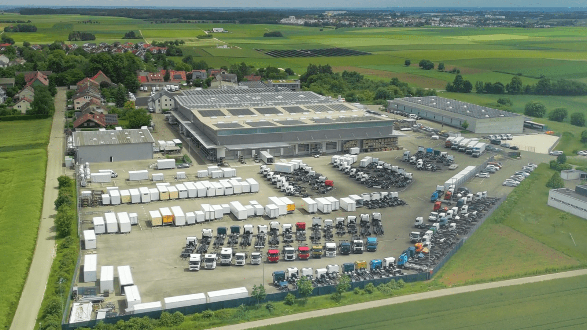 Luftbild Kiesling Kühlfahrzeuge mit Werk und Lagerplatz von Kühlaufbauten und Fahrgestellen