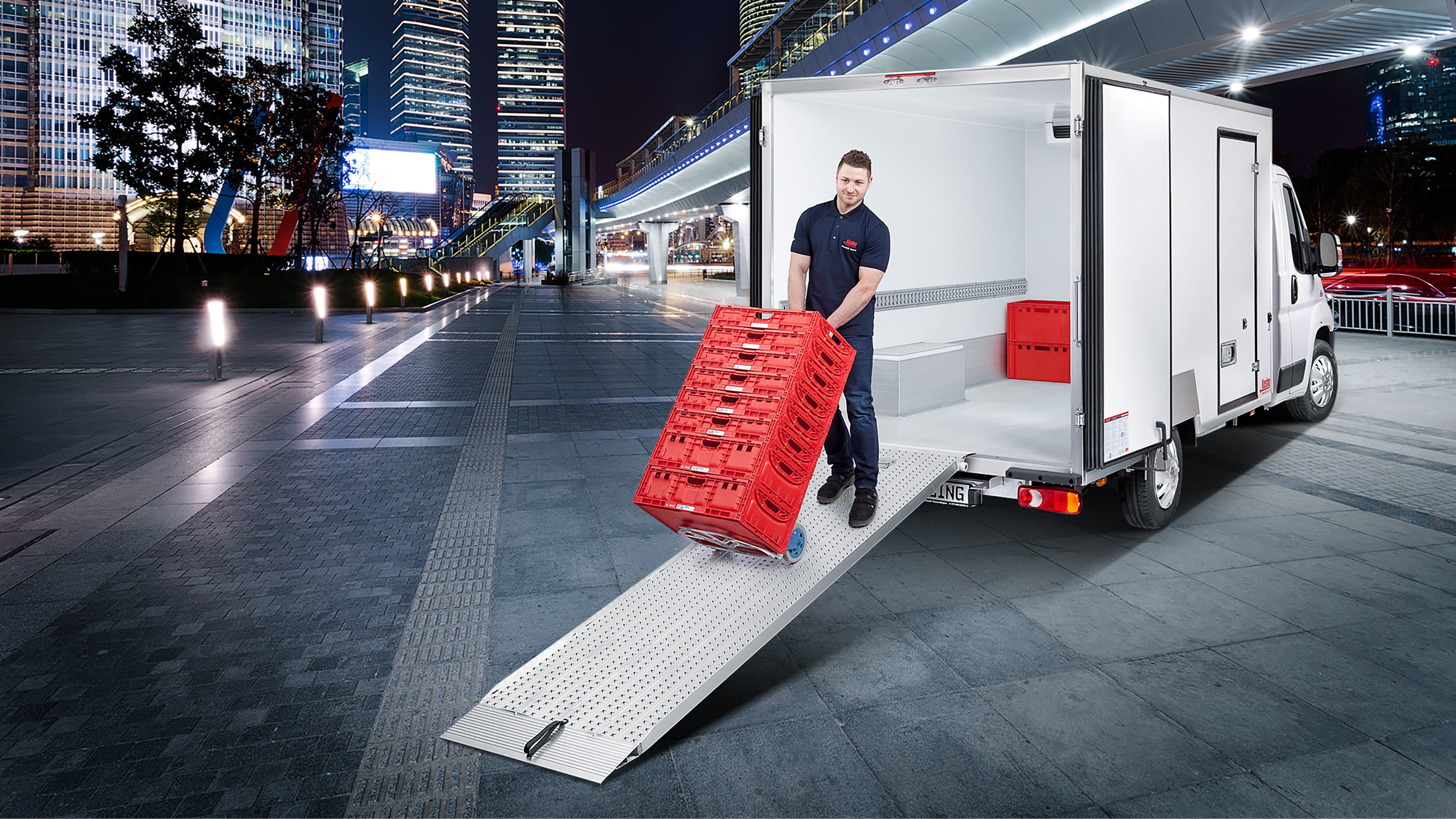 Ein Kühltransporter wird von einem Mann einfach über eine Rampe entladen.