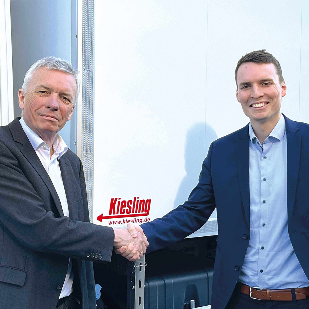 Übergabe der Firma mit Handshake von Peter Kiesling an Niklas Kiesling