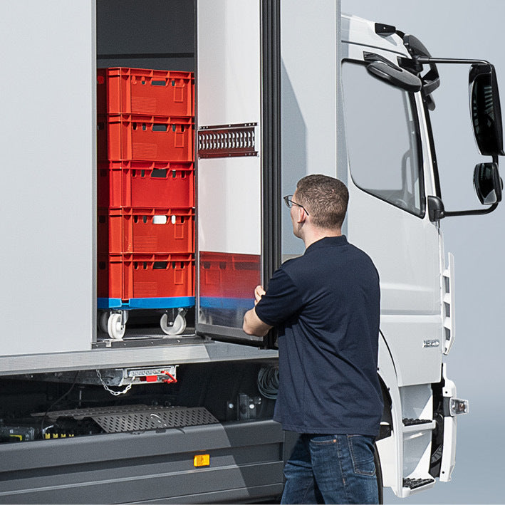 Seitentür geöffnet für Be und Entladung an Kühlaufbau 