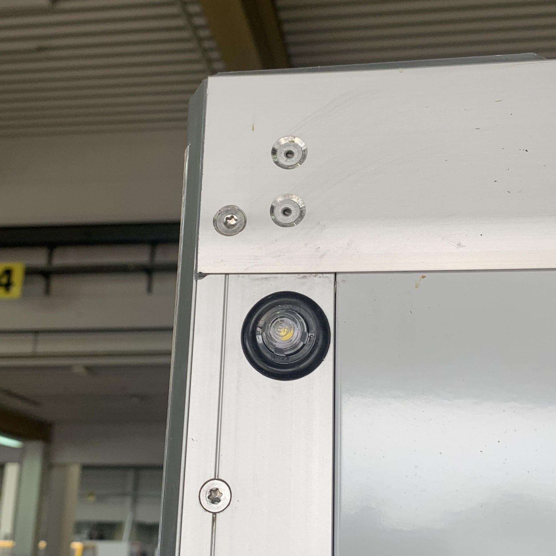 Begrenzungsleuchte weiß im Heck montiert