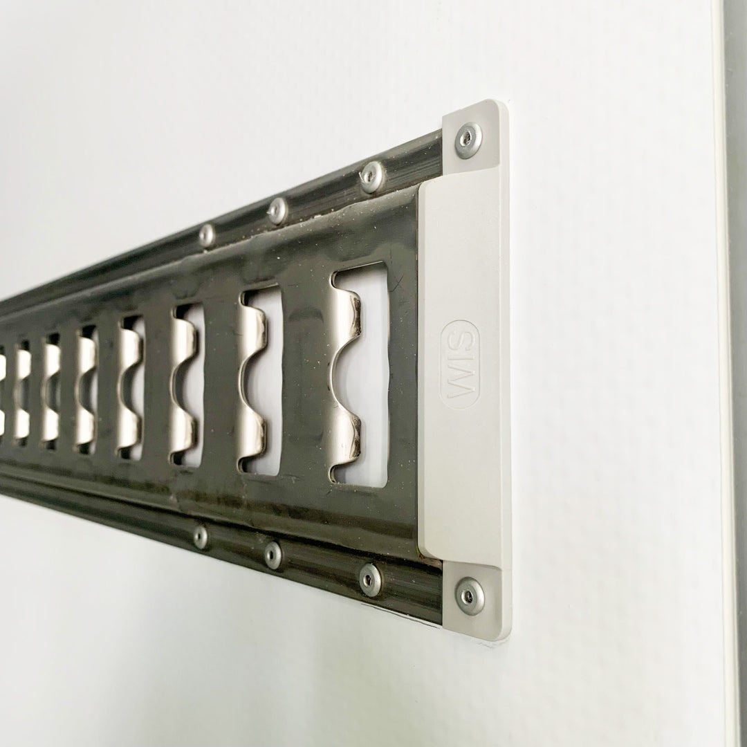 Endstück von einer auftragenden Ankerschiene in einem Kühlaufbau