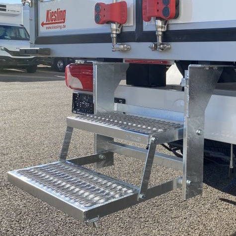 Aufstiegstritt an einem Kühltransporter Sprinter