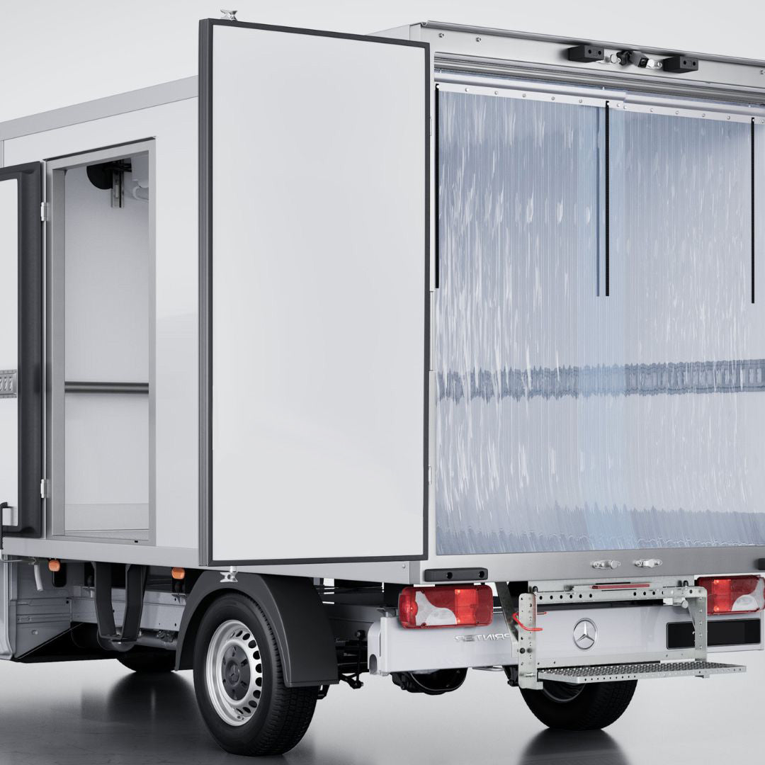 Geöffnete linke Hecktüre eines Kühltransporters