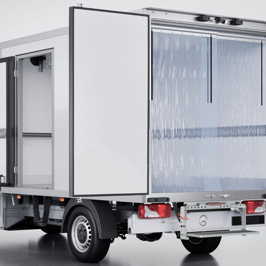 Geöffnete linke Hecktüre eines Kühltransporters