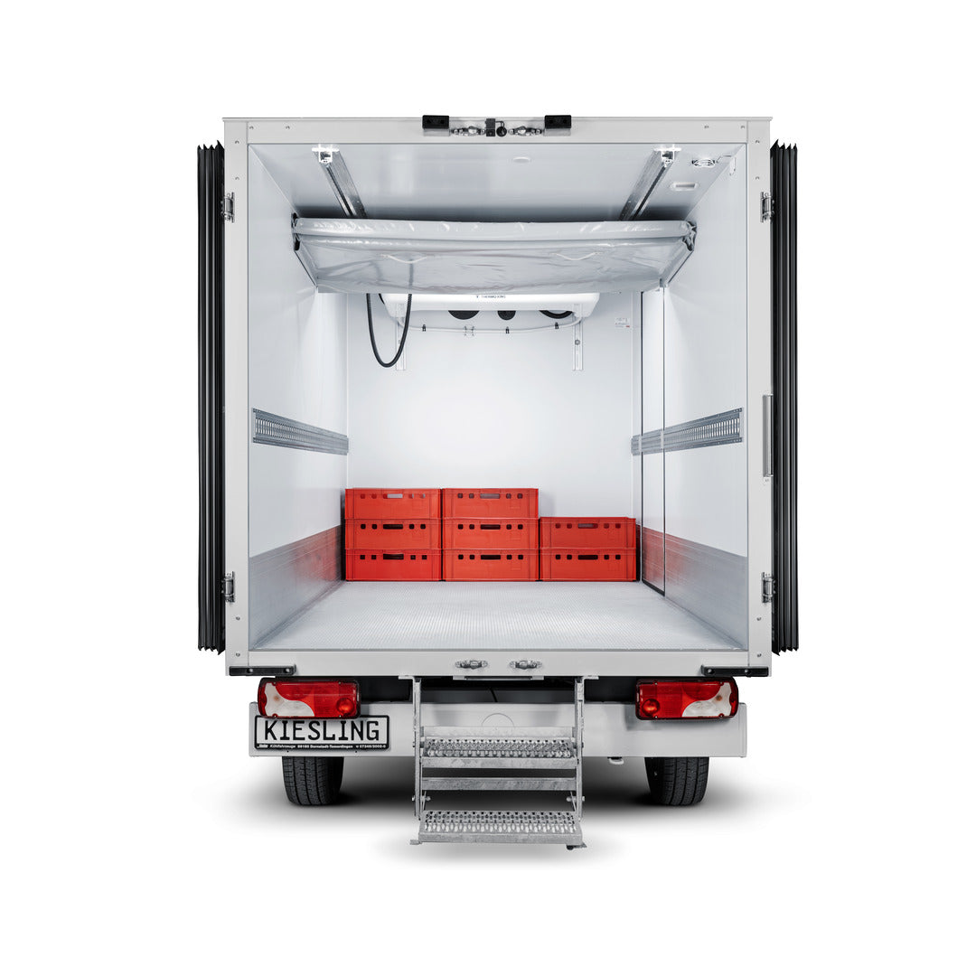 Dine Cool Flap Trennwand ist im Kühltransporter zur Decke hochgeklappt. 