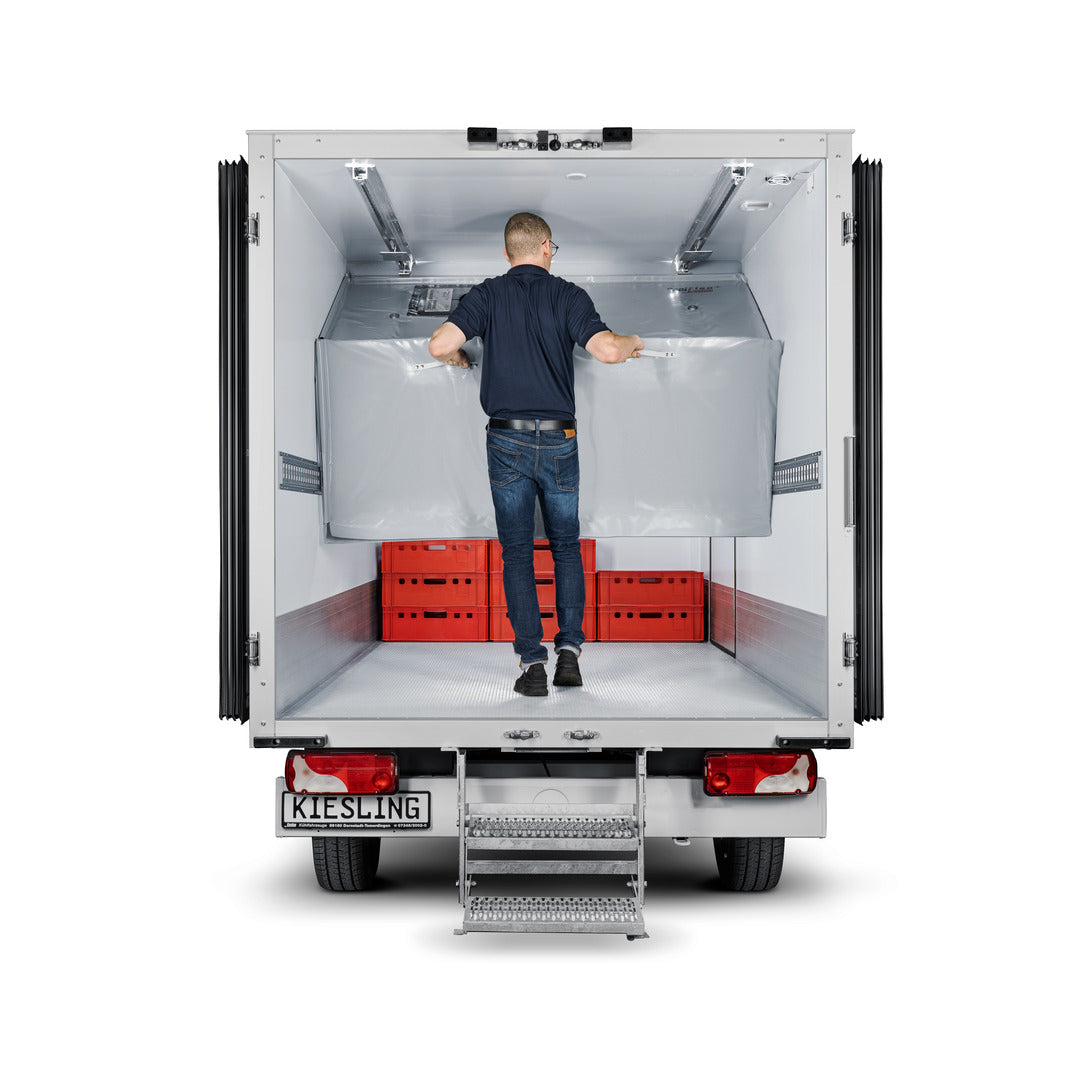 Tiefkühlware und Frischware werden im Kühltransporter durch Trennwand voneinander getrennt.