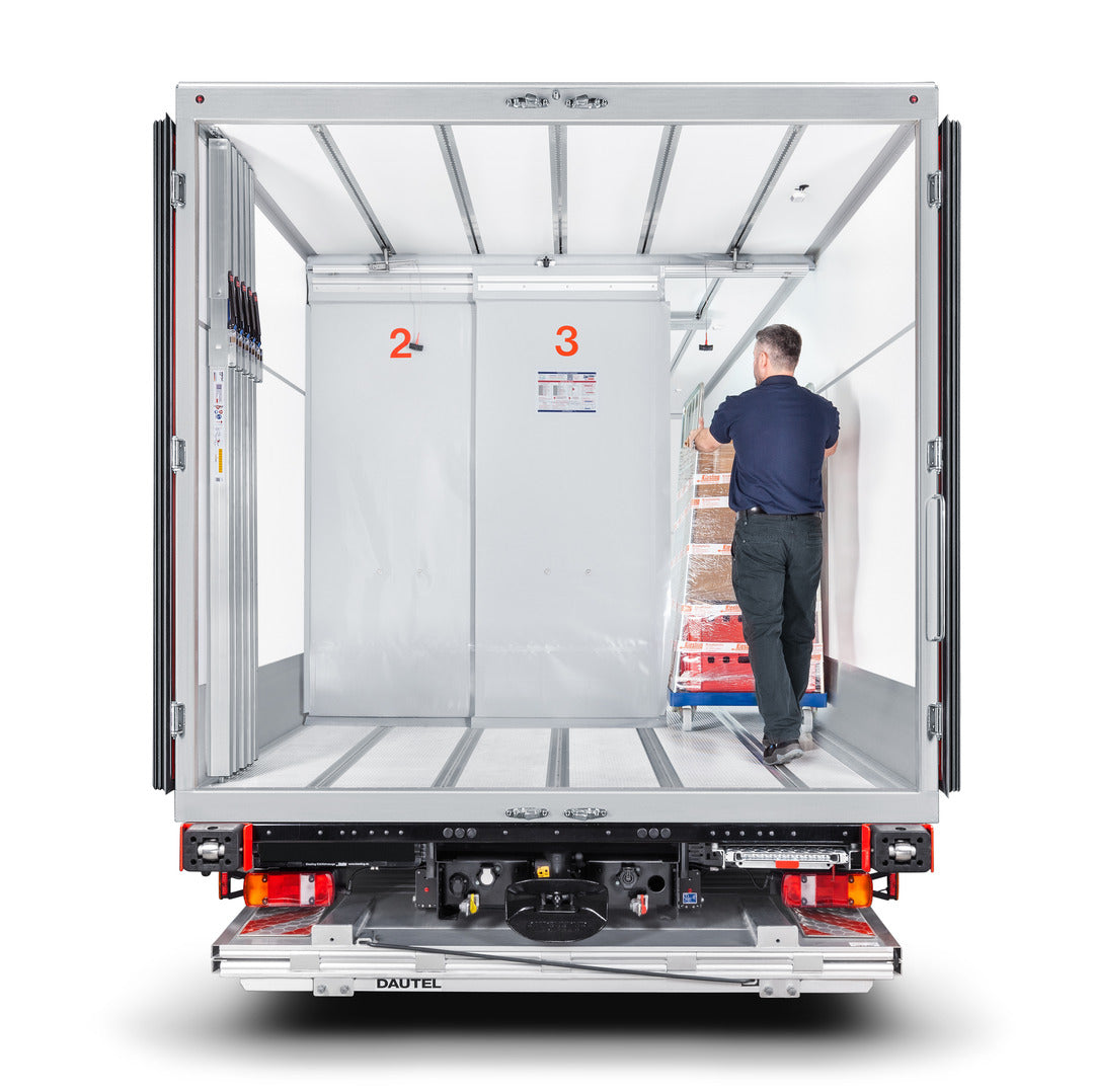 Laderaum Kühlfahrzeug mit einer geöffneten Trennwand Cool Slide beim Entladen eines Rollcontainers