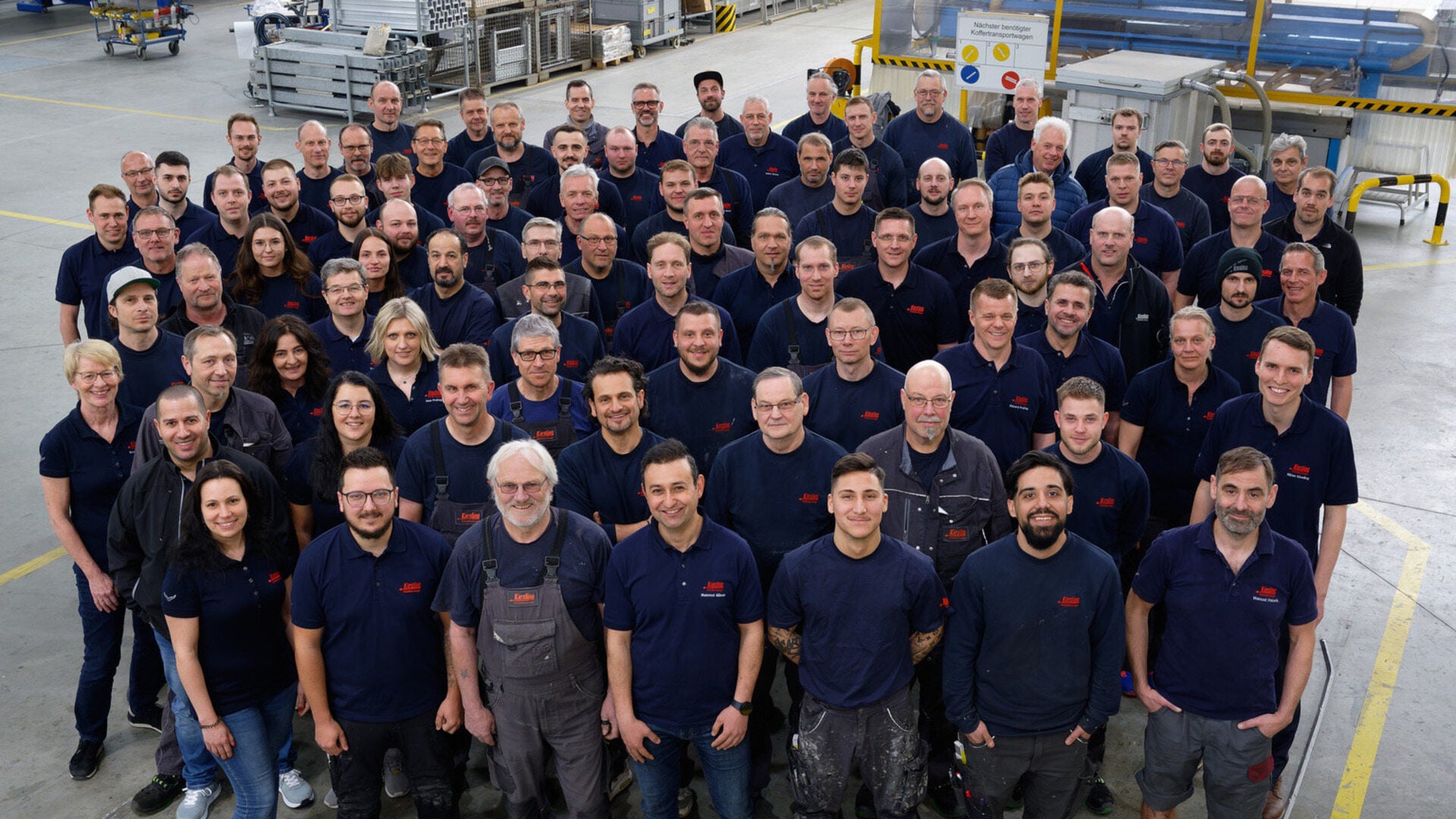 Gruppenbild von 100 Mitarbeitern von Kiesling Kühlfahrzeuge