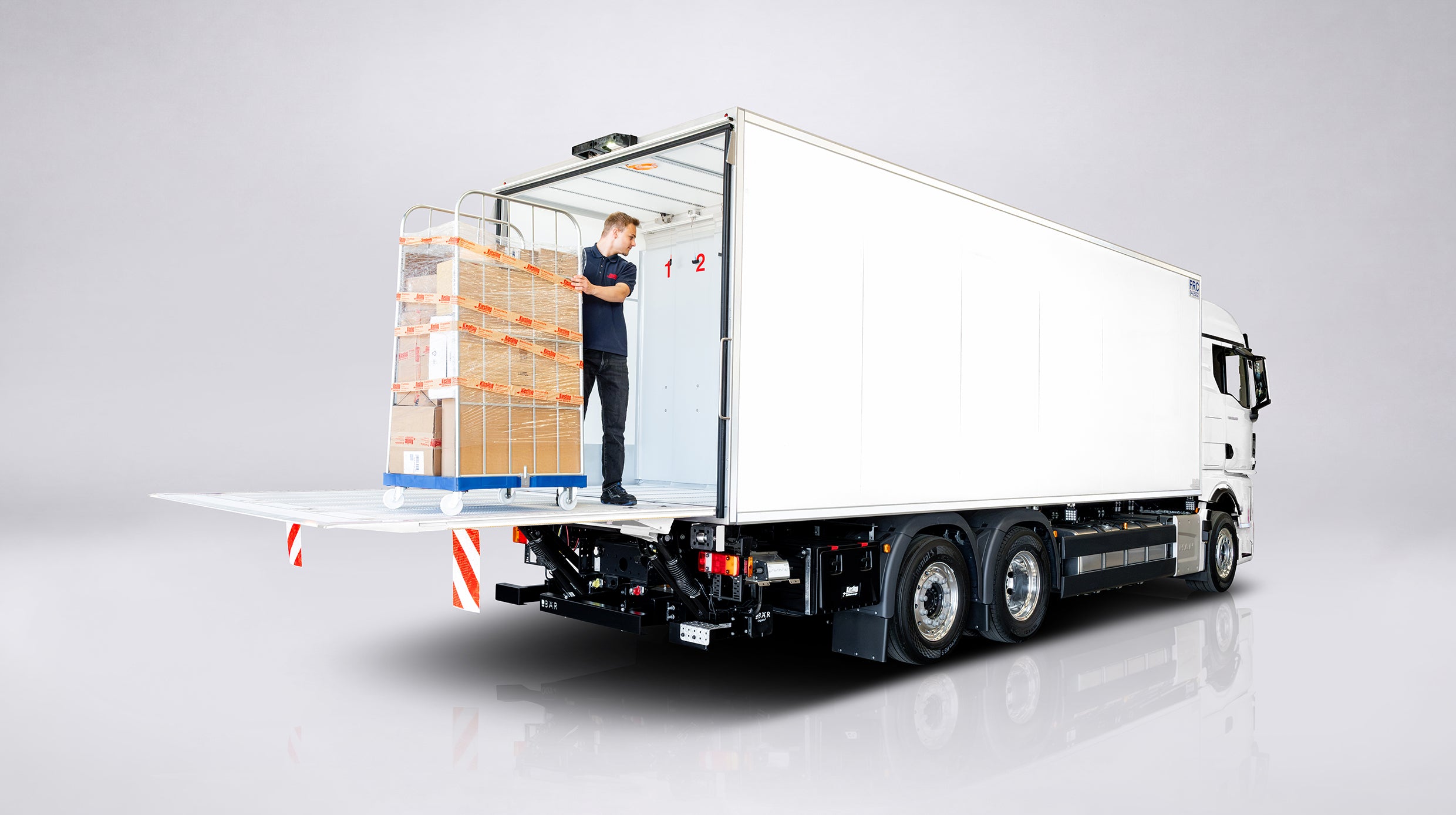 Kühlfahrzeug mit Hebebühne beim Entladen