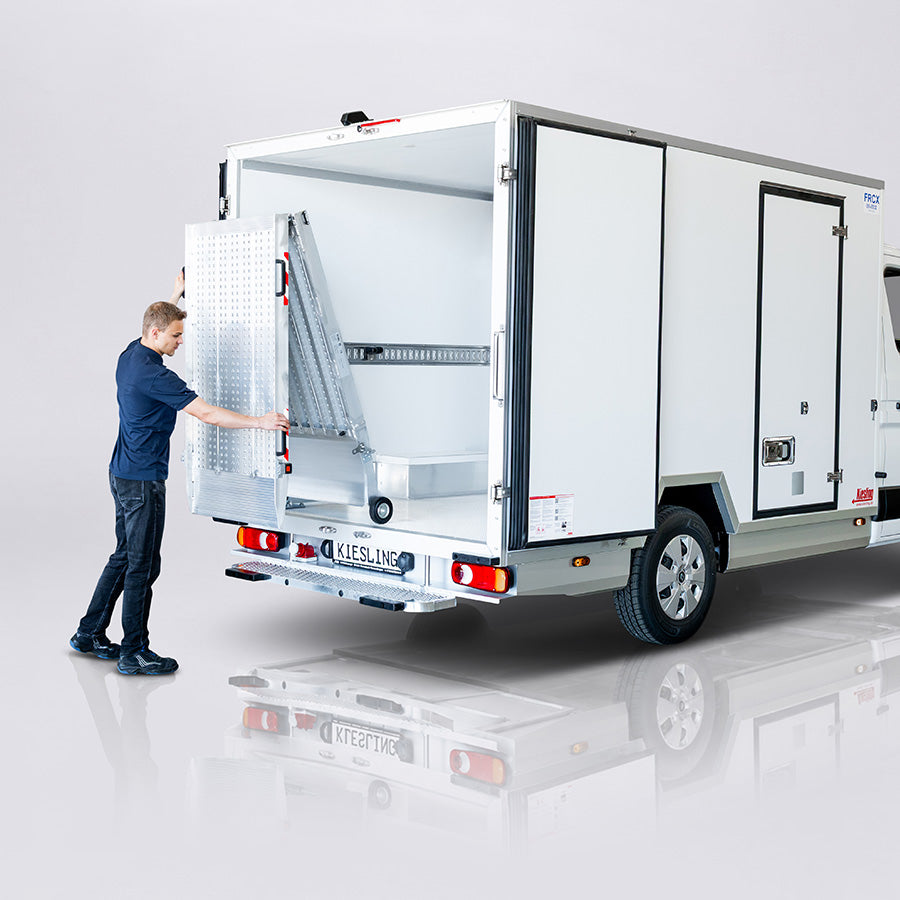 Kühltransporter mit einer Person die eine Rampe am Heck bedient