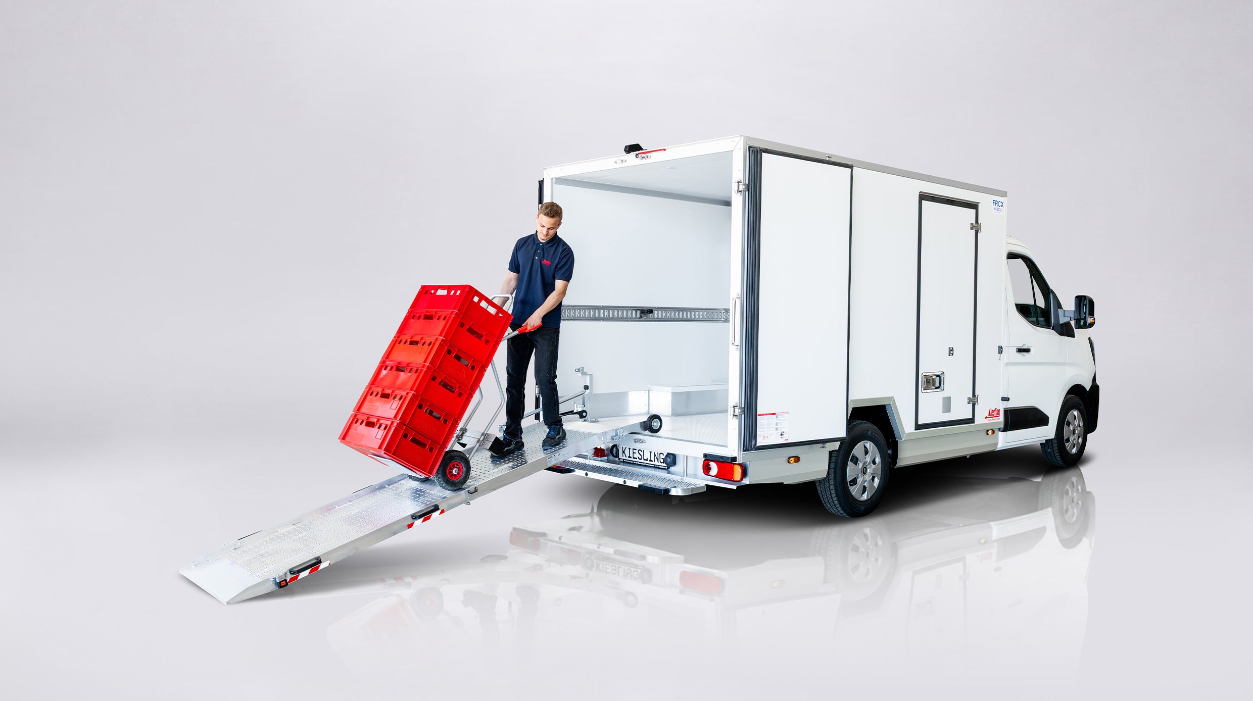 Kühltransporter mit einer Person die über eine Rampe am Heck ablädt