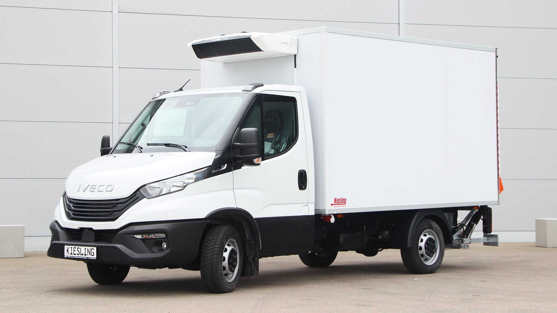 Seitliche Ansicht von einem Kühlfahrzeug Iveco Daily mit Kiesling Kühlaufbau und Dhollandia Ladebordwand.