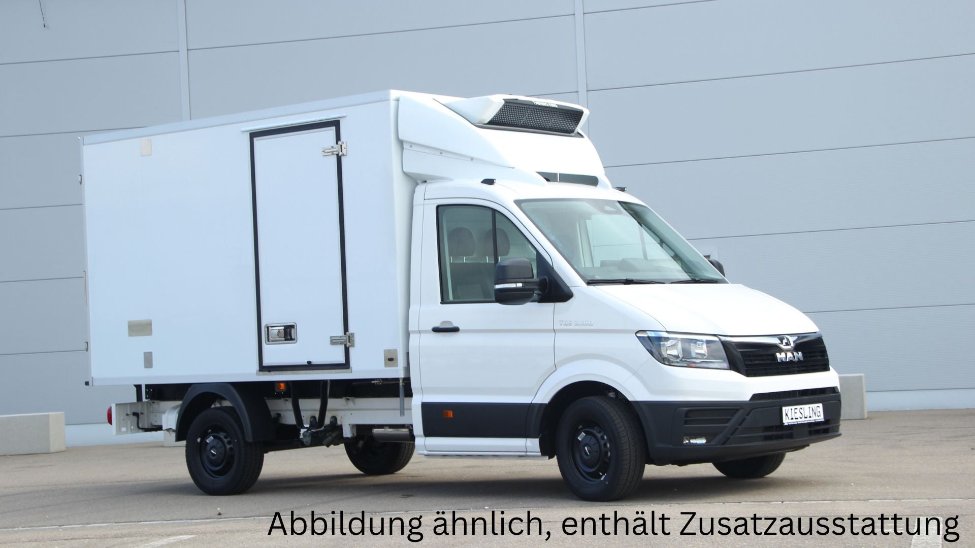 MAN TGE Kühltransporter mit Thermo King Kühlaggregat und Kiesling Kühlaufbau in der Seitenansicht.