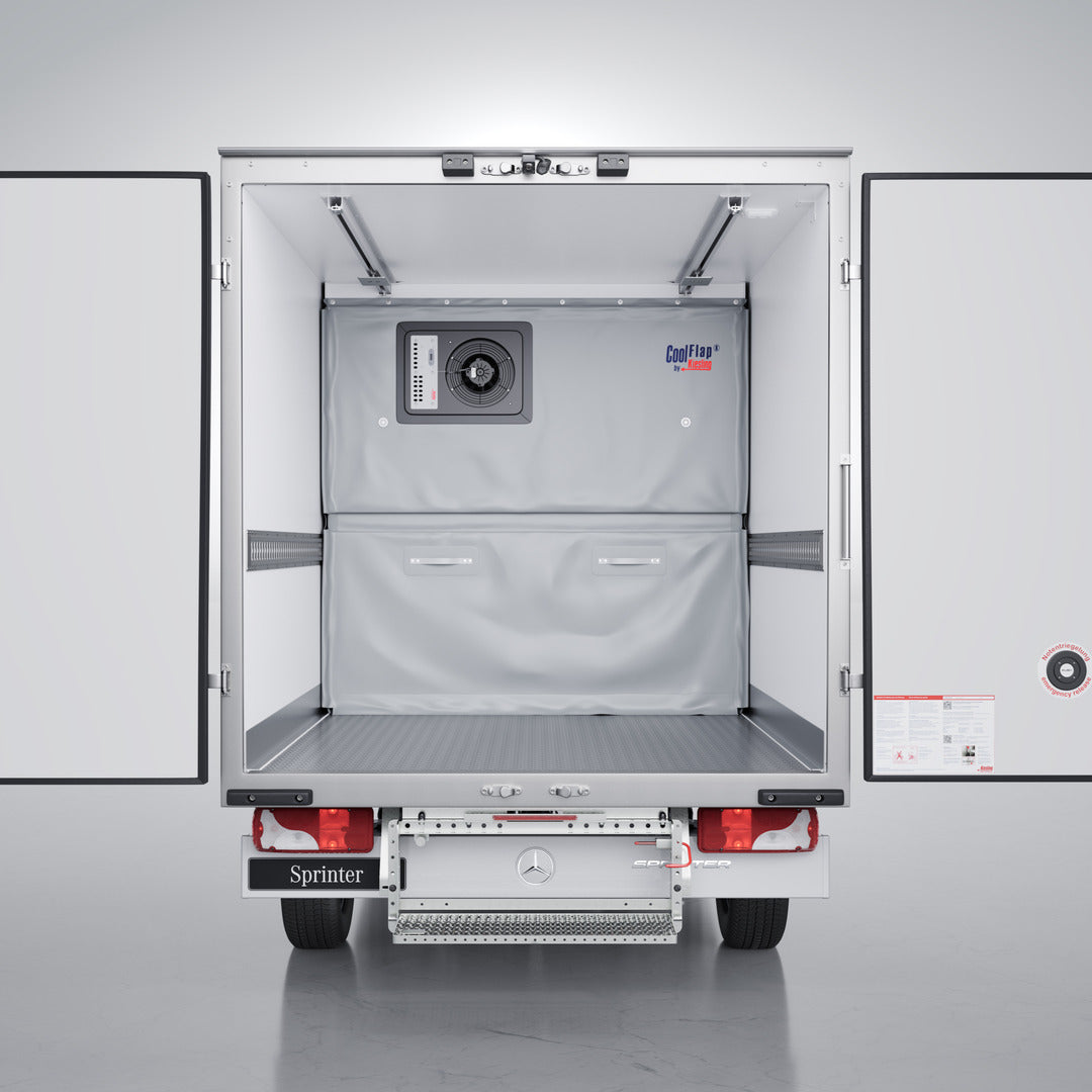 Innenraum Kühltransporter mit Trennwand Cool Flap zum Hochklappen.