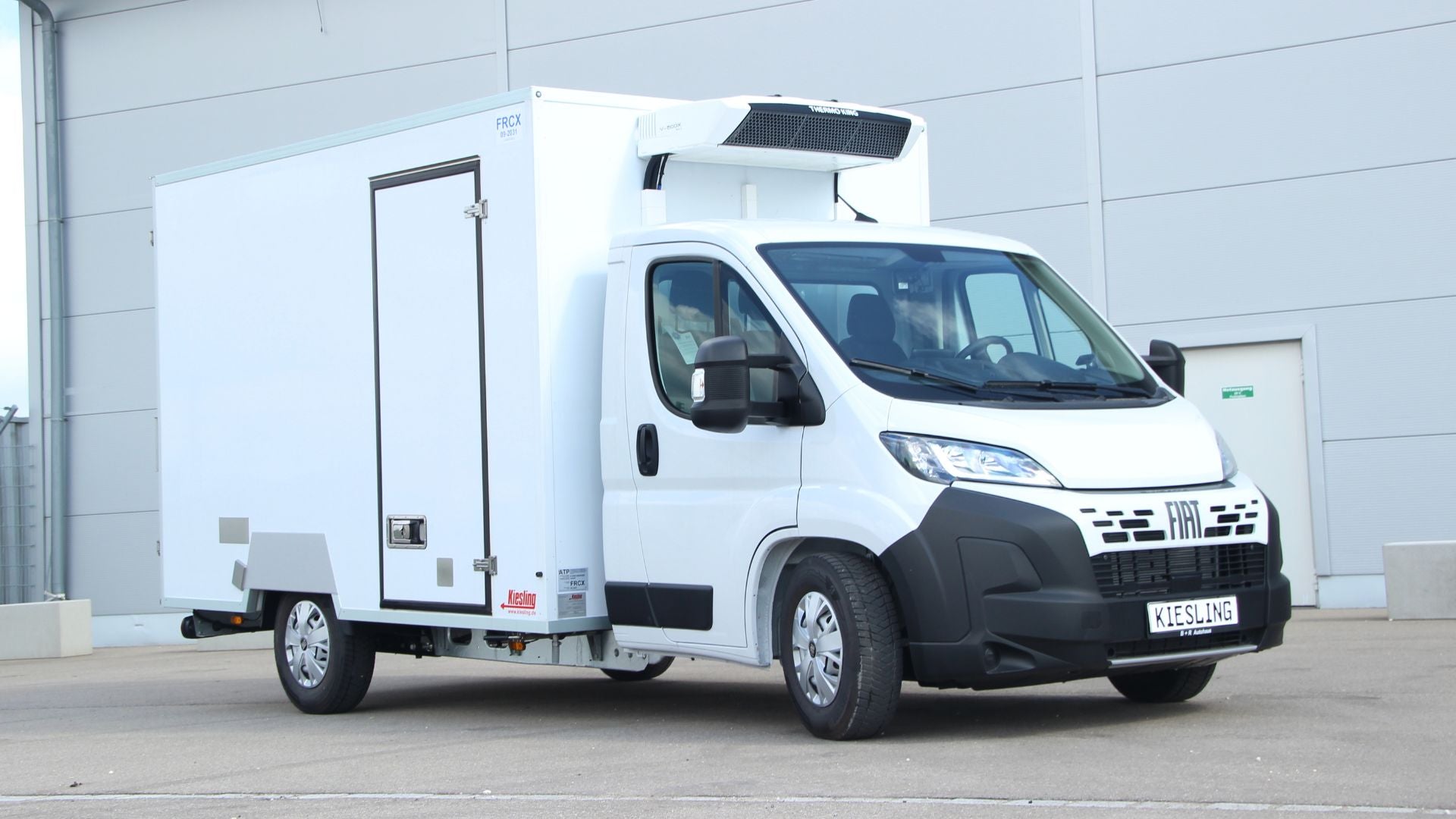 Rolli Runner Kühltrsnporter von Kiesling auf Basis Fiat Ducato in der Seitenansicht.