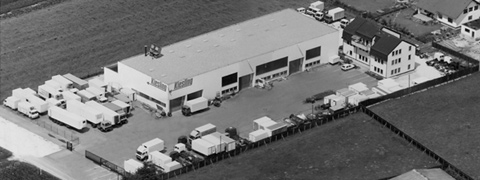 Black and white picture of the Kiesling company building in 1980 
